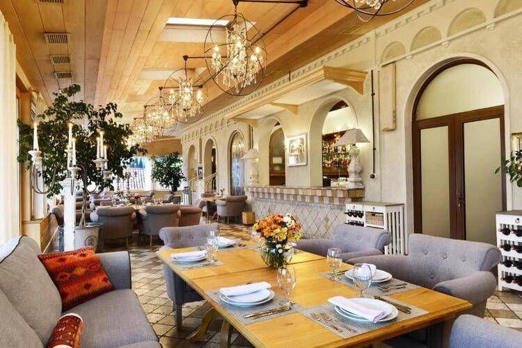 Ambassadori Hotel