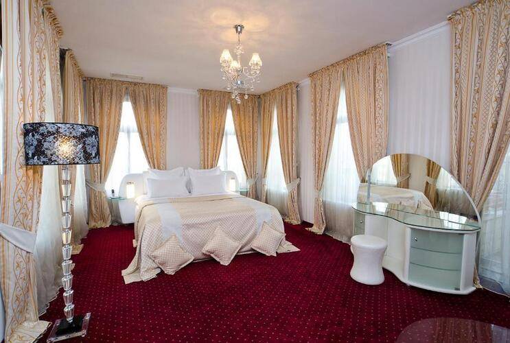 Ambassadori Hotel