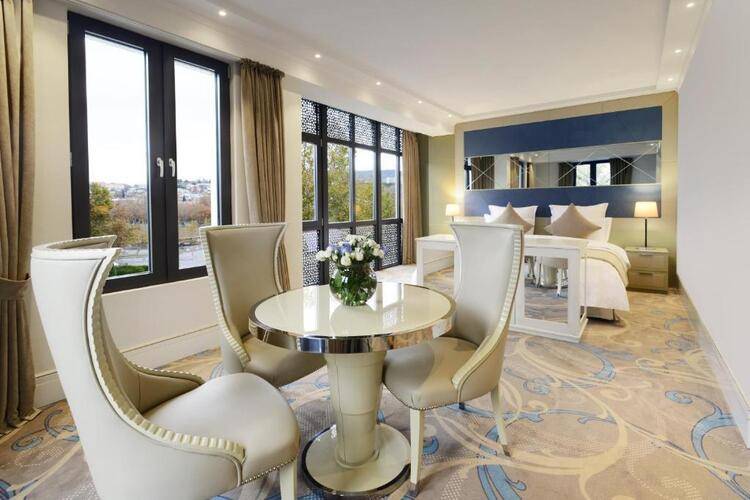 Ambassadori Hotel