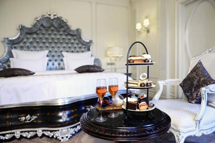 Ambassadori Hotel