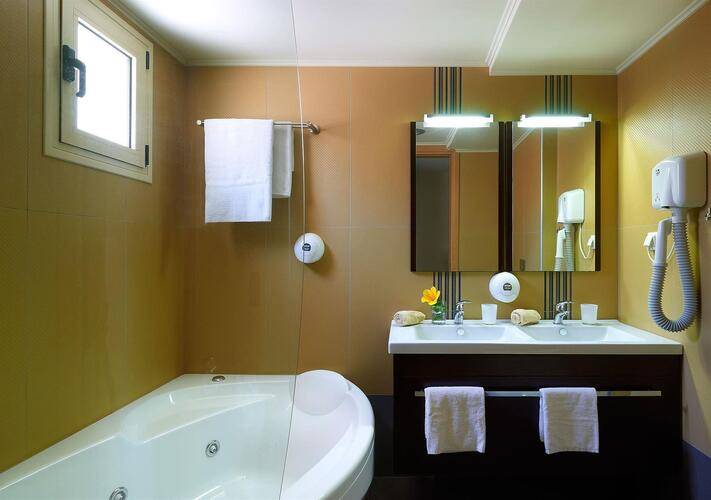 Macaris Suites & Spa