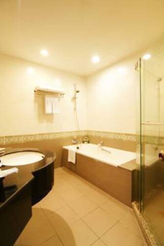 Grand Diamond Suites Hotel