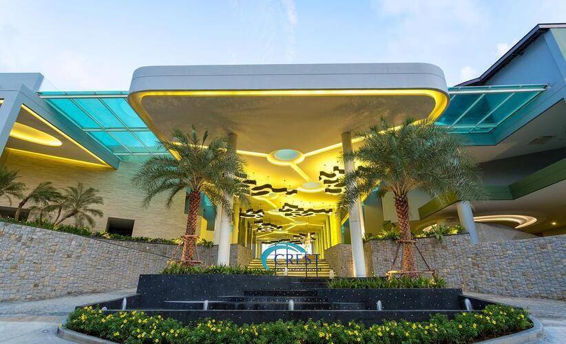 Crest Resort & Pool Villas