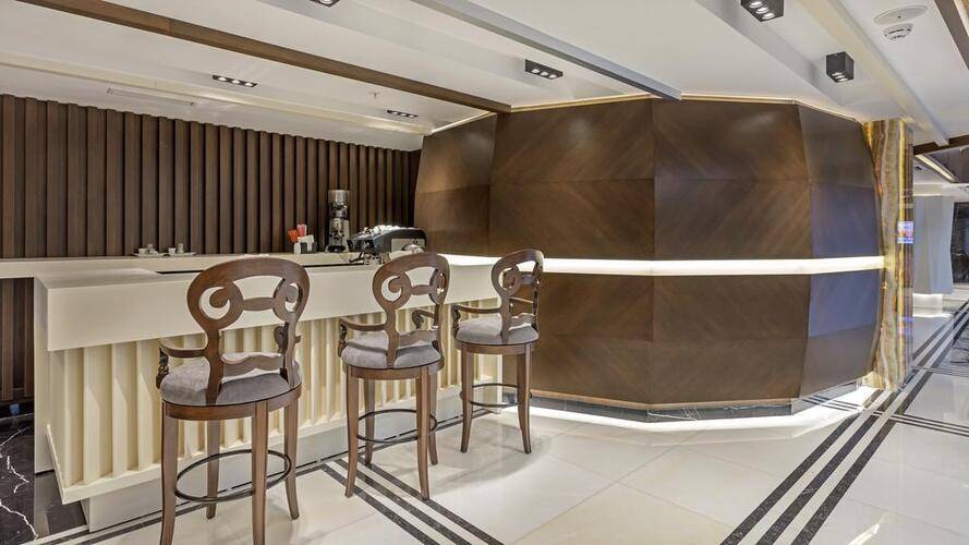 B Business Hotel & Spa