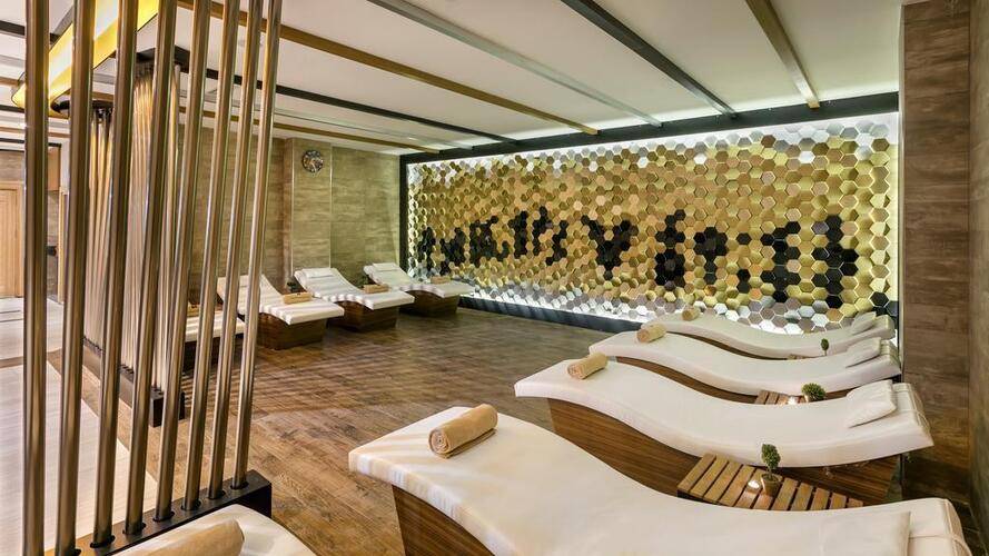 B Business Hotel & Spa