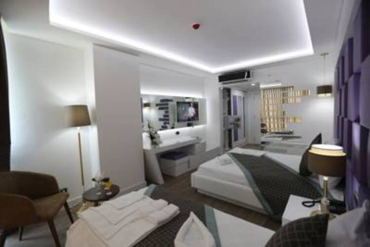 Elips Royal Hotel