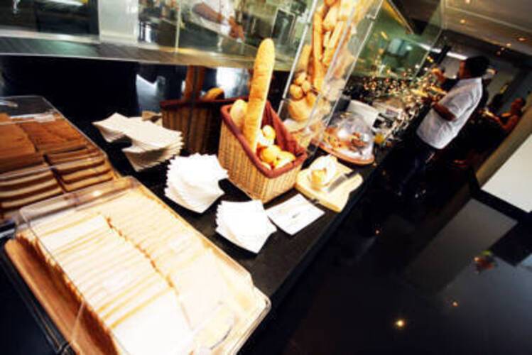 Golden Tulip Mandison Suites