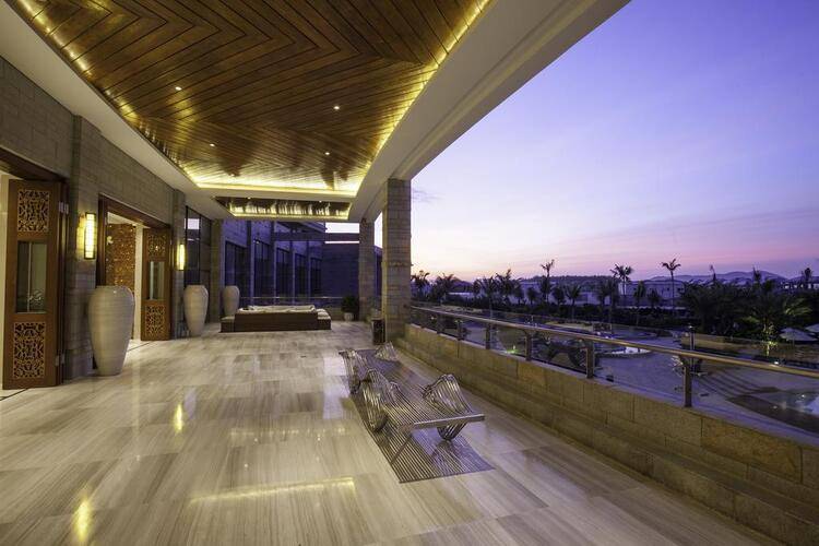 Aloha Oceanfront Suite Resort