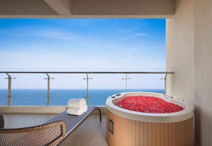 Aloha Oceanfront Suite Resort