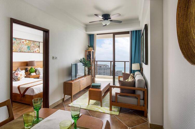 Aloha Oceanfront Suite Resort