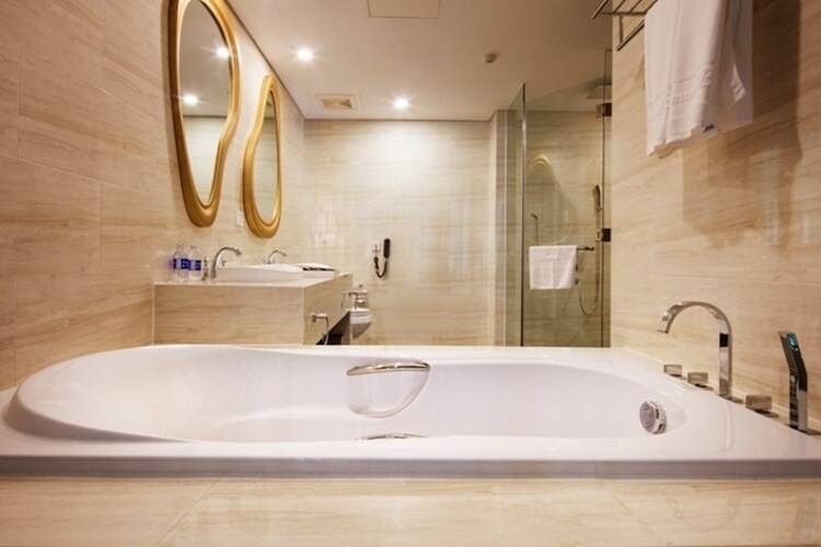 Diamond Bay Hotel