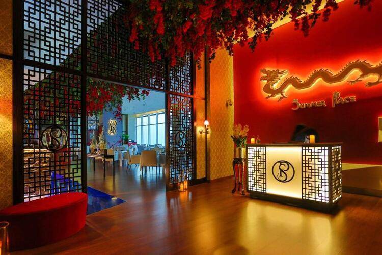 V Hotel Curio Collection By Hilton