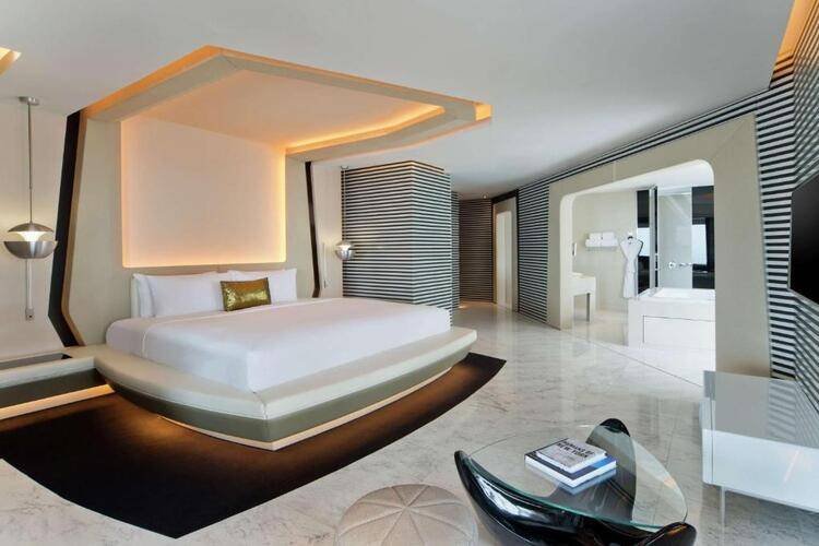 V Hotel Curio Collection By Hilton