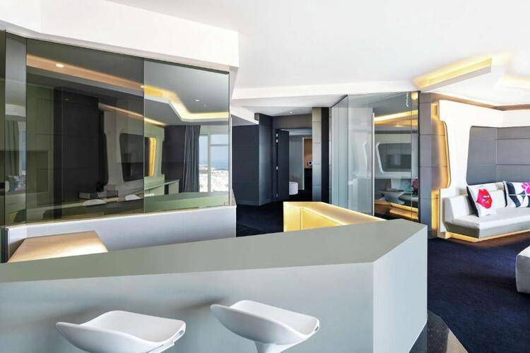 V Hotel Curio Collection By Hilton