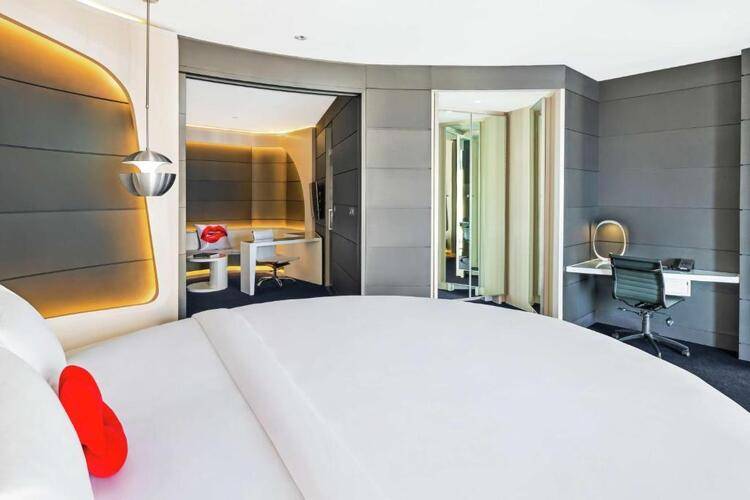 V Hotel Curio Collection By Hilton