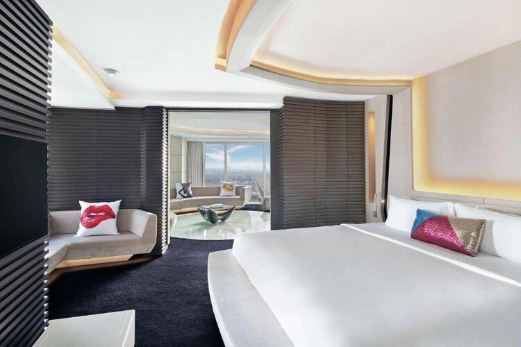V Hotel Curio Collection By Hilton