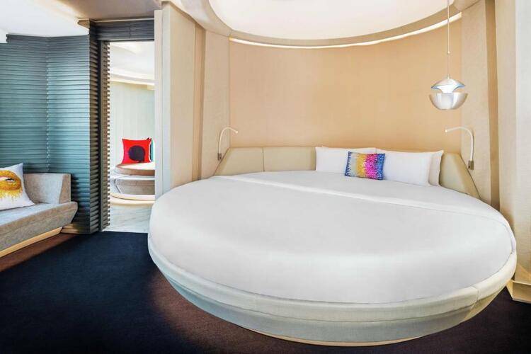 V Hotel Curio Collection By Hilton