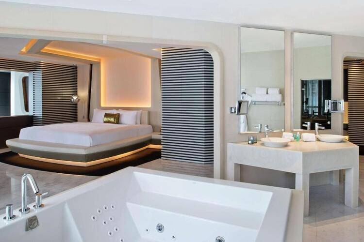 V Hotel Curio Collection By Hilton