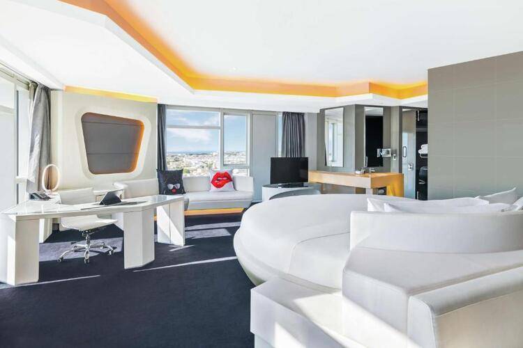 V Hotel Curio Collection By Hilton