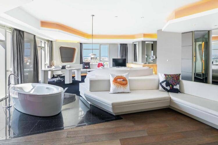 V Hotel Curio Collection By Hilton