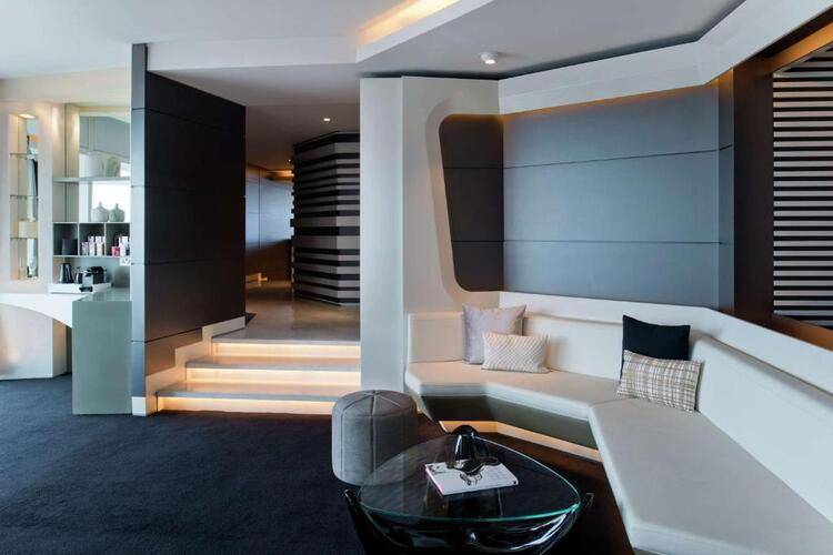 V Hotel Curio Collection By Hilton