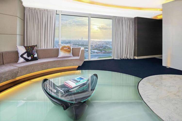 V Hotel Curio Collection By Hilton