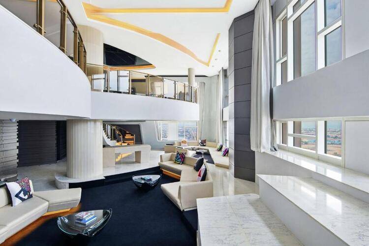 V Hotel Curio Collection By Hilton