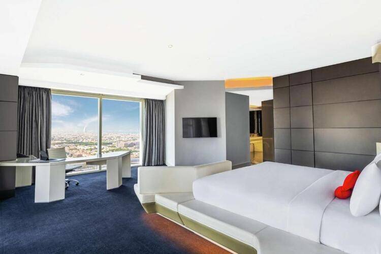 V Hotel Curio Collection By Hilton