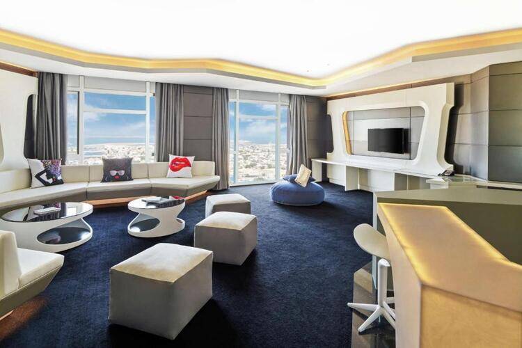 V Hotel Curio Collection By Hilton