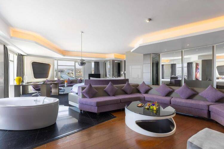V Hotel Curio Collection By Hilton