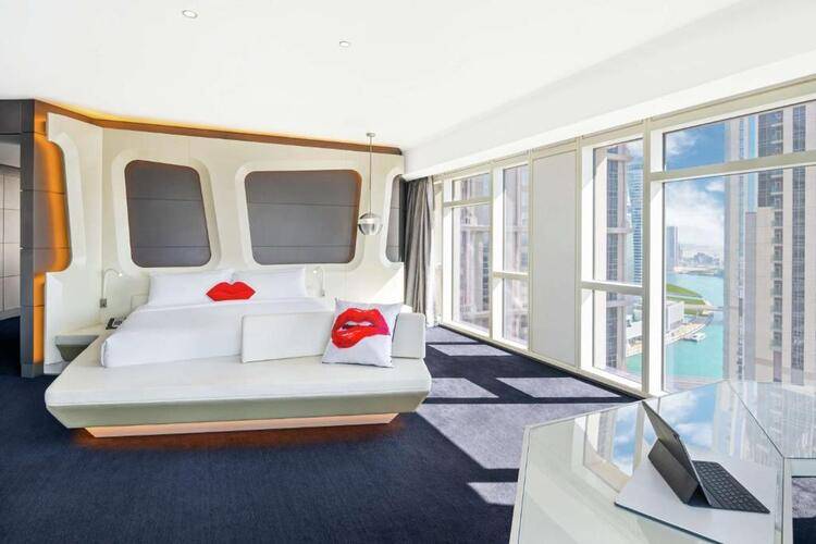 V Hotel Curio Collection By Hilton