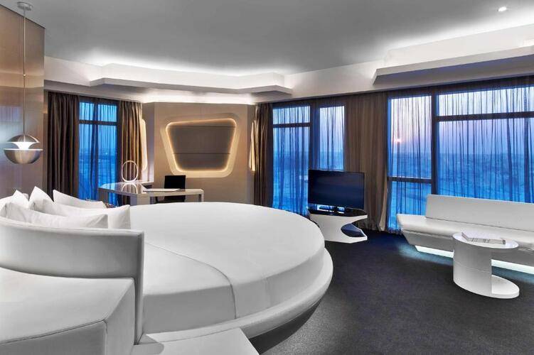 V Hotel Curio Collection By Hilton
