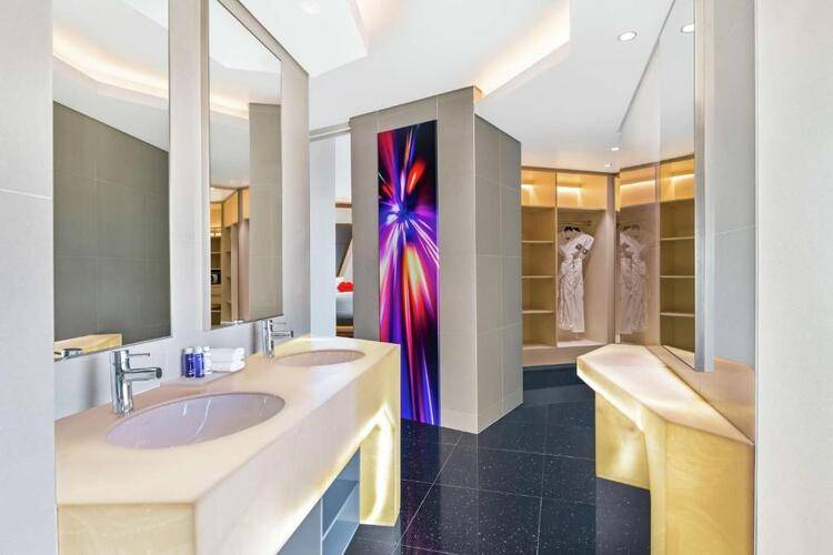 V Hotel Curio Collection By Hilton