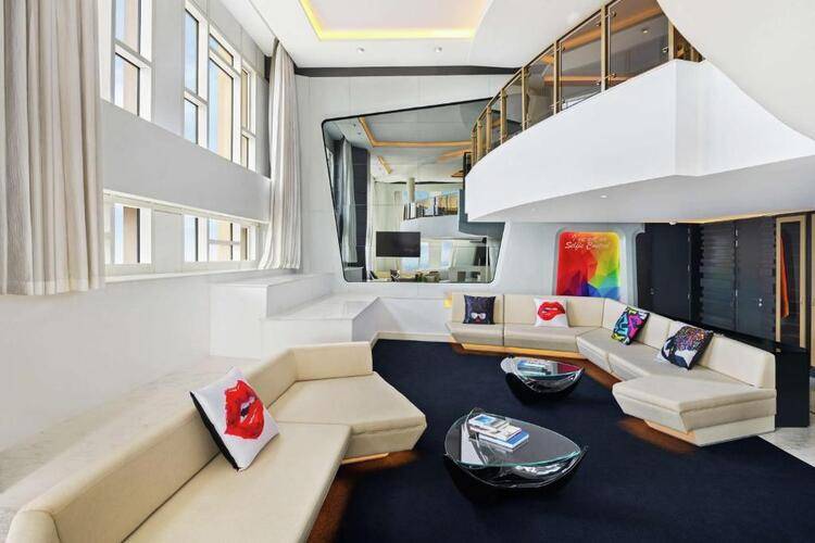 V Hotel Curio Collection By Hilton