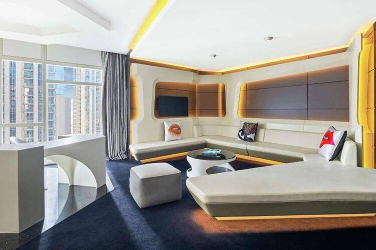 V Hotel Curio Collection By Hilton