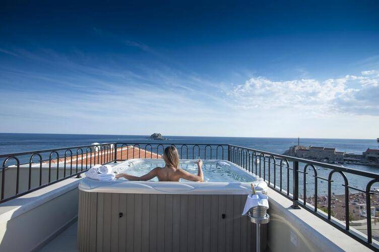 Riva Hotel
