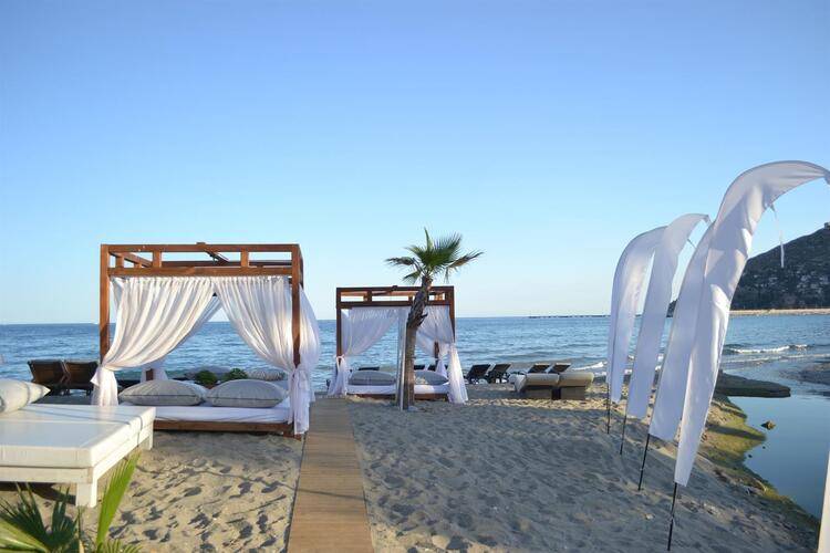 En Vie Beach Hotel