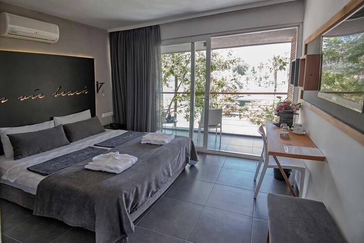 En Vie Beach Hotel