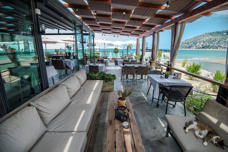En Vie Beach Hotel