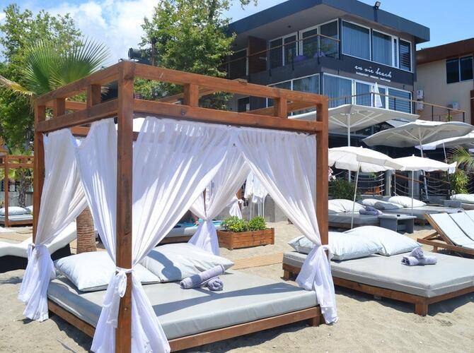 En Vie Beach Hotel