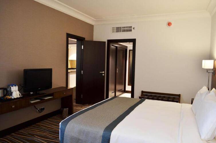 Copthorne Downtown (Ex. Holiday Inn Abu Dhabi Downtown)