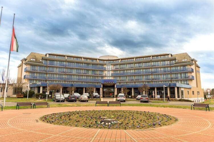 Park Inn Sarvar Hotel