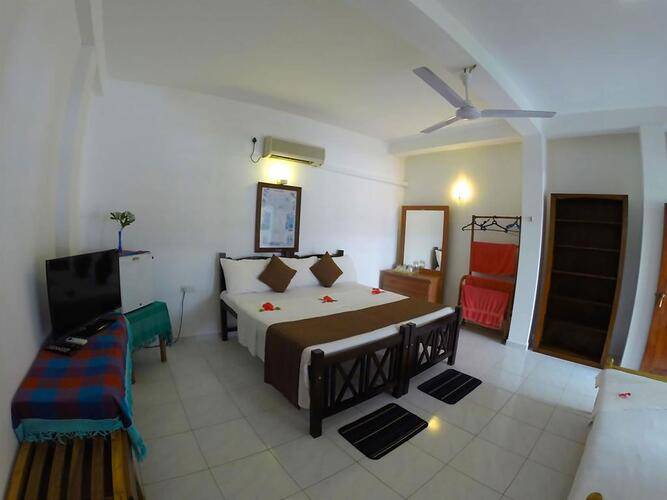 Royal Beach Hotel & Restaurant