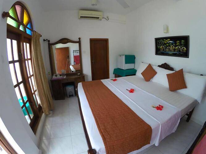 Royal Beach Hotel & Restaurant
