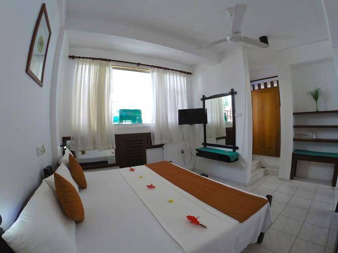 Royal Beach Hotel & Restaurant