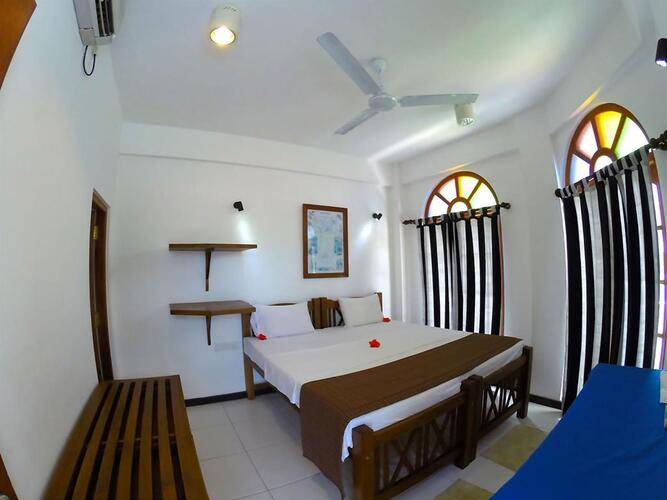 Royal Beach Hotel & Restaurant