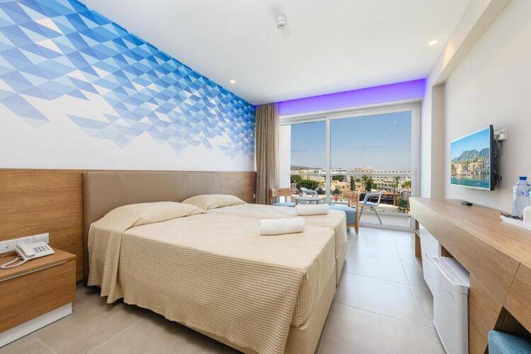 Seasons Hotel (Adults Only 14+)