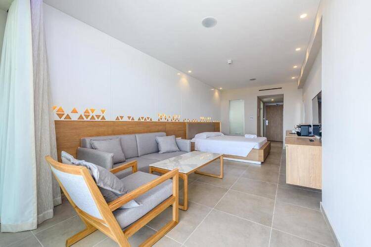 Seasons Hotel (Adults Only 14+)