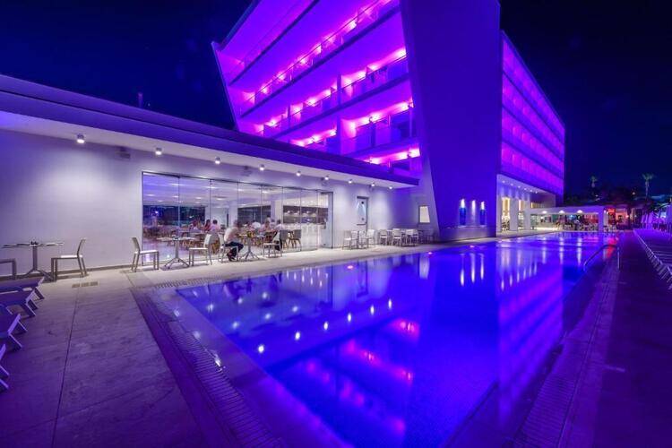 Seasons Hotel (Adults Only 14+)