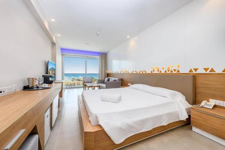 Seasons Hotel (Adults Only 14+)